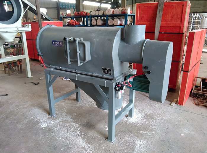 氣流篩采用碳鋼材質的外殼，臥式的篩網利用風力與物料的離心力對物料進行篩分。產量高，效果好。